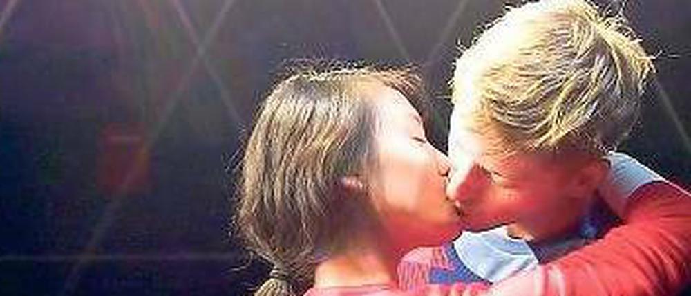 Intimität im Scheinwerferlicht: In der Performance "Romantic Afternoon" tauschen die Darsteller - hier Jung Yun Bae und Robert Redmer - eine Menge Küsse aus.