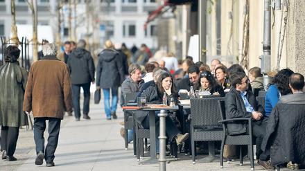 Die Plätze im Freien vor den Cafés waren am Wochenende gut gefüllt.
