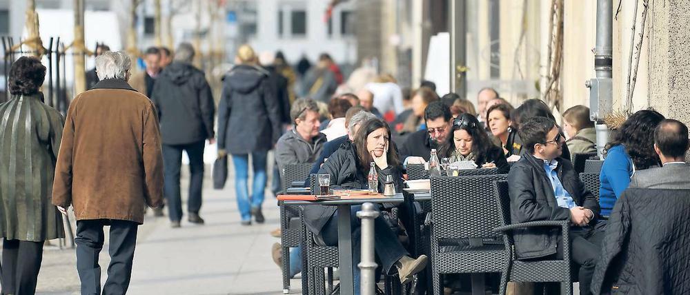 Die Plätze im Freien vor den Cafés waren am Wochenende gut gefüllt.