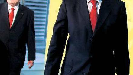 Gute Zahlen im Rücken. Der Post-Vorstandsvorsitzende Frank Appel und sein Personalchef Walter Scheuerle auf dem Weg zur Bilanzvorlage im Post-Turm in Bonn. Foto: dpa