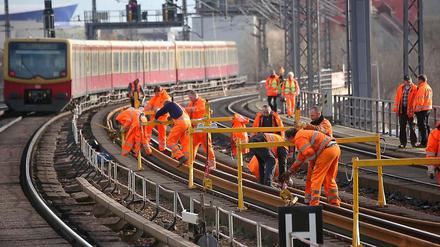 Bitte zügig. Mehr als eine halbe Milliarde Euro investiert die Bahn in ihr Streckennetz in der Region. Ein Großteil wird für die Sanierung der Gleise ausgegeben.