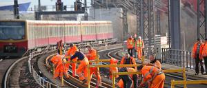 Bitte zügig. Mehr als eine halbe Milliarde Euro investiert die Bahn in ihr Streckennetz in der Region. Ein Großteil wird für die Sanierung der Gleise ausgegeben.