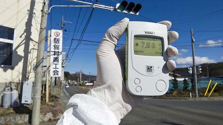 Erhöhte Strahlung: Greenpeace-Mitarbeiter messen im japanischen Iitate einen Wert von 7,66 Mikrosievert in der Stunde.