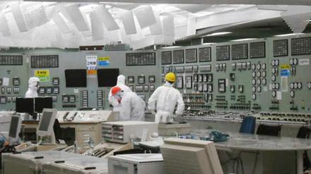 Das Licht brennt, die Stromversorgung im Kontrollraum von Reaktor 2 im AKW Fukushima ist wieder hergestellt - unter Kontrolle, wie dieses Foto glauben machen könnte, ist aber offenbar nichts.
