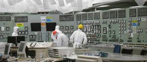 Das Licht brennt, die Stromversorgung im Kontrollraum von Reaktor 2 im AKW Fukushima ist wieder hergestellt - unter Kontrolle, wie dieses Foto glauben machen könnte, ist aber offenbar nichts.