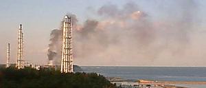 23.03.2011: Schwarzer Rauch über dem beschädigten Atomkraftwerk Fukushima. 
