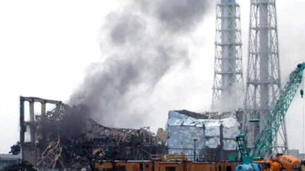 Am Montag stieg wieder Rauch aus einem der Reaktoren des Kraftwerks Fukushima auf.