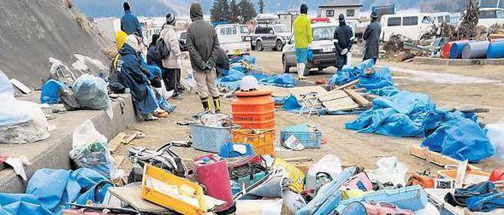 Zeugen der Tsunami-Tragödie. Schultaschen aus Okawa, nur 24 von 84 Kindern und 13 Lehrern leben hier noch.