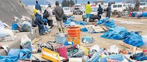 Zeugen der Tsunami-Tragödie. Schultaschen aus Okawa, nur 24 von 84 Kindern und 13 Lehrern leben hier noch.