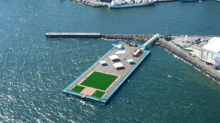 Japan setzt zum Auffangen von radioaktiv verseuchtem Wasser ein riesiges Tankfloß in Bewegung. Es ist 136 Meter lang und 46 Meter breit. Es war bislang im Hafen von Shimizu als schwimmende Insel für Angler benutzt worden. Das sogenannte Megafloat kann 10 Millionen Liter an Flüssigkeit aufnehmen. Es wird zunächst in eine Werft in der Tokioter Nachbarstadt Yokohama gezogen. Dort soll es für den Einsatz an der Atomruine umgebaut werden.