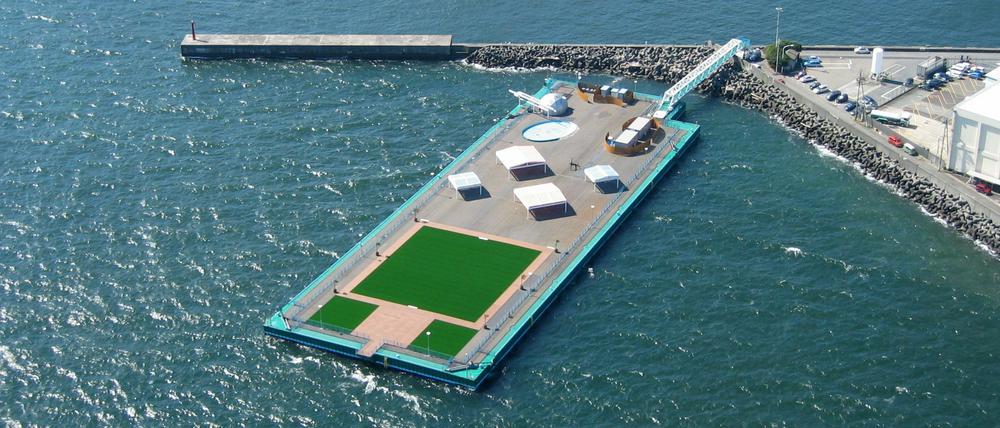 Japan setzt zum Auffangen von radioaktiv verseuchtem Wasser ein riesiges Tankfloß in Bewegung. Es ist 136 Meter lang und 46 Meter breit. Es war bislang im Hafen von Shimizu als schwimmende Insel für Angler benutzt worden. Das sogenannte Megafloat kann 10 Millionen Liter an Flüssigkeit aufnehmen. Es wird zunächst in eine Werft in der Tokioter Nachbarstadt Yokohama gezogen. Dort soll es für den Einsatz an der Atomruine umgebaut werden.