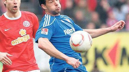Geht ihm die Puste aus? Michael Ballack (r.) braucht nach seiner Verletzung noch Zeit, um seine Form zu finden. Foto: AFP