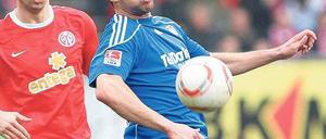 Geht ihm die Puste aus? Michael Ballack (r.) braucht nach seiner Verletzung noch Zeit, um seine Form zu finden. Foto: AFP