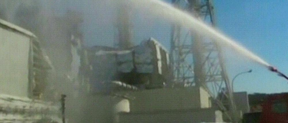 Immer noch wird verzweifelt versucht, die beschädigten Reaktoren zu kühlen. Am Montag muss das Akw Fukushima allerdings teilweise evakuiert werden, als aus dem Reaktor 3 Rauch aufsteigt.