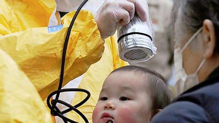 Ausnahmezustand. Ein Baby wird in Nihonmatsu in der Nähe von Fukushima auf eine mögliche Verstrahlung untersucht.