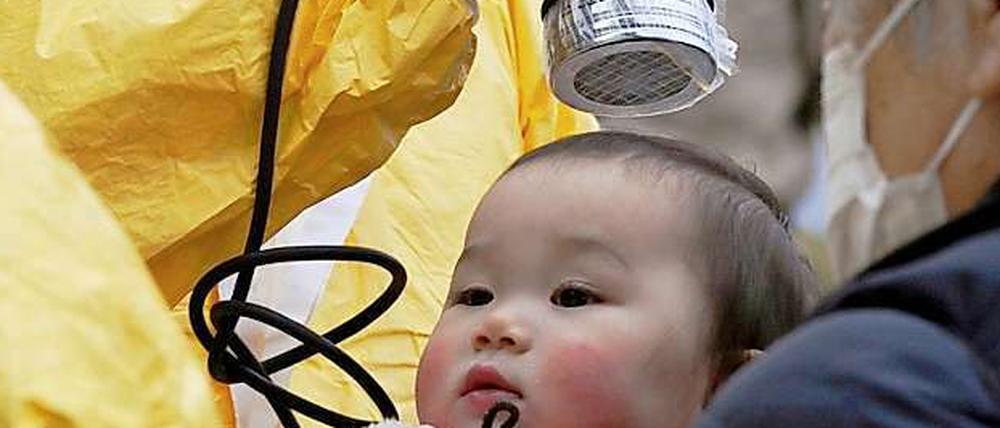 Ausnahmezustand. Ein Baby wird in Nihonmatsu in der Nähe von Fukushima auf eine mögliche Verstrahlung untersucht.