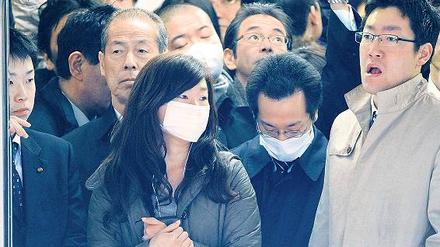 Wegen der Stromengpässe kommt es auch beim Bahn- und U-Bahn-Verkehr in der japanischen Hauptstadt zu Zugausfällen, die Passagiere müssen warten. 