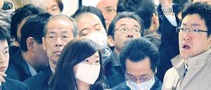 Wegen der Stromengpässe kommt es auch beim Bahn- und U-Bahn-Verkehr in der japanischen Hauptstadt zu Zugausfällen, die Passagiere müssen warten. 