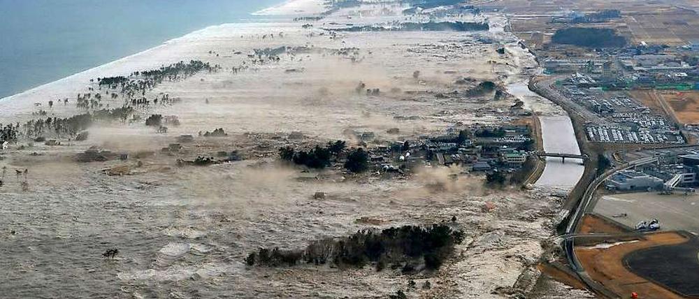 Der Tsunami verwüstet den Küstenstreifen in der nordöstlichen Provinz Miyagi. Bis zu fünf Kilometer rollte die Flutwelle ins Land.