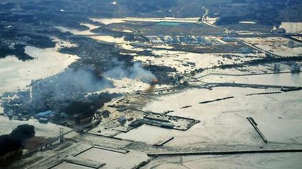 Wasser, Feuer - und Angst vor der Gefahr durch Atomkraftwerke. Erdbeben und Tsunami haben in Japan verheerende Folgen. In der Provinz Fukushima (hier im Bild) lief das Notkühlsystem eines Atomkraftwerks zwischenzeitlich nur noch auf Batterien, die nur wenige Stunden Energie spenden. Laut Experten drohte dort im allerschlimmsten Fall die Kernschmelze. Dann gaben die Behörden Entwarnung. Das Kühlsystem sollte wieder normal laufen, hieß es.