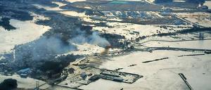 Wasser, Feuer - und Angst vor der Gefahr durch Atomkraftwerke. Erdbeben und Tsunami haben in Japan verheerende Folgen. In der Provinz Fukushima (hier im Bild) lief das Notkühlsystem eines Atomkraftwerks zwischenzeitlich nur noch auf Batterien, die nur wenige Stunden Energie spenden. Laut Experten drohte dort im allerschlimmsten Fall die Kernschmelze. Dann gaben die Behörden Entwarnung. Das Kühlsystem sollte wieder normal laufen, hieß es.