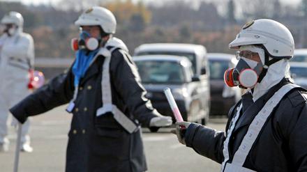 Nach einer Explosion im Atomkraftwerk Fukushima wird weiter befürchtet, dass der Reaktorkern in der schwer beschädigten Anlage schmelzen könnte.