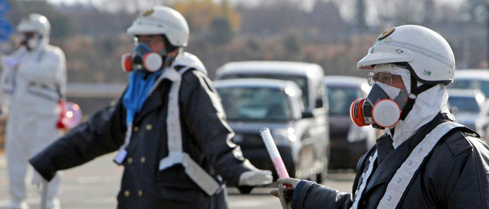 Nach einer Explosion im Atomkraftwerk Fukushima wird weiter befürchtet, dass der Reaktorkern in der schwer beschädigten Anlage schmelzen könnte.