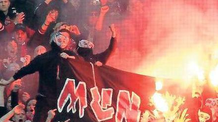 Brenzlige Lage. Beim Bundesligaspiel Frankfurt - Kaiserslautern kam es am Samstag zu schweren Ausschreitungen. Foto: dpa