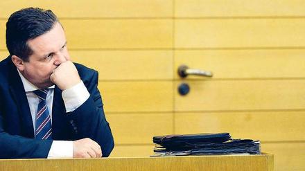 Alles richtig gemacht? Ministerpräsident Mappus meint ja: Als Miteigentümer will er die EnBW nun auf erneuerbare Energien trimmen. 