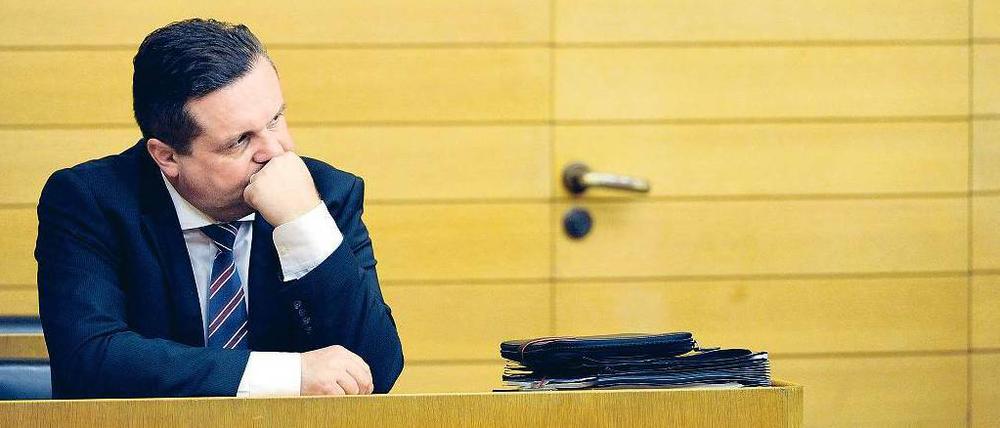 Alles richtig gemacht? Ministerpräsident Mappus meint ja: Als Miteigentümer will er die EnBW nun auf erneuerbare Energien trimmen. 