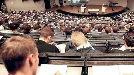 Studieren in der Masse. Die Hälfte der Studierenden kritisiert die Betreuung. Foto: dapd