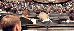 Studieren in der Masse. Die Hälfte der Studierenden kritisiert die Betreuung. Foto: dapd