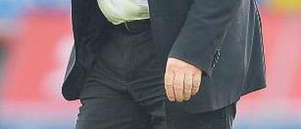 Was soll das? Dieter Hoeneß kann seine Entlassung nicht fassen. Foto: dpa