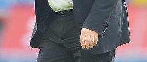 Was soll das? Dieter Hoeneß kann seine Entlassung nicht fassen. Foto: dpa