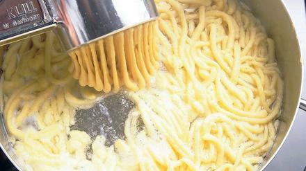 Kalt gepresst: Die wohl gängigste Art, aus schlichtem Teig feine Spätzle zu machen. Foto: