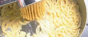 Kalt gepresst: Die wohl gängigste Art, aus schlichtem Teig feine Spätzle zu machen. Foto: