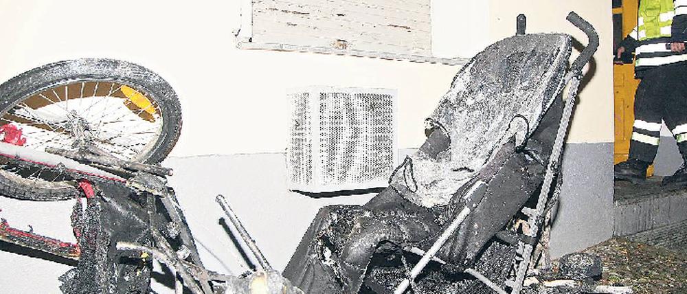 Leicht entflammbar. Kinderwagen sind ein beliebtes Ziel von Brandstiftern. Angezündet verqualmen sie das ganze Treppenhaus. Vermieter und Mieter streiten sich oft über ihr Abstellen im Hausflur.
