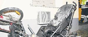 Leicht entflammbar. Kinderwagen sind ein beliebtes Ziel von Brandstiftern. Angezündet verqualmen sie das ganze Treppenhaus. Vermieter und Mieter streiten sich oft über ihr Abstellen im Hausflur.