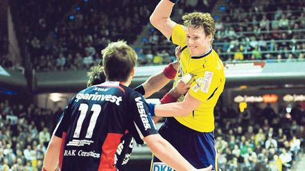 Guter Abschluss angestrebt. Seine Torquote will Sven-Sören Christophersen (hier im Spiel gegen Flensburg) noch verbessern. Foto: dapd