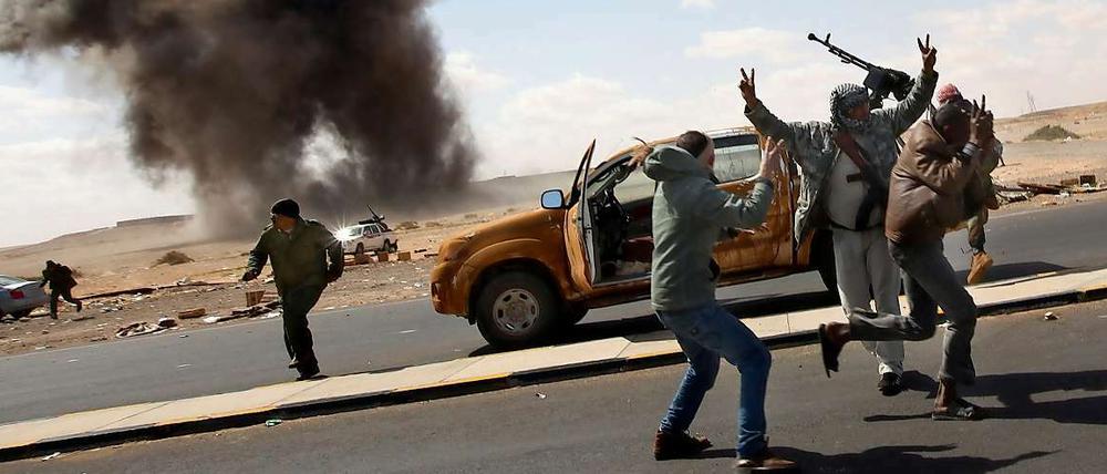 Auch am Freitag wurden die Rebellen von den Einheiten Gaddafis bombardiert.