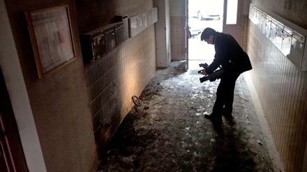 Brandspuren. Hausflur und Briefkästen in der Erlanger Straße in Neukölln sind verrußt. Hier wurde in der Nacht zum 17. März ein Kinderwagen angezündet. 