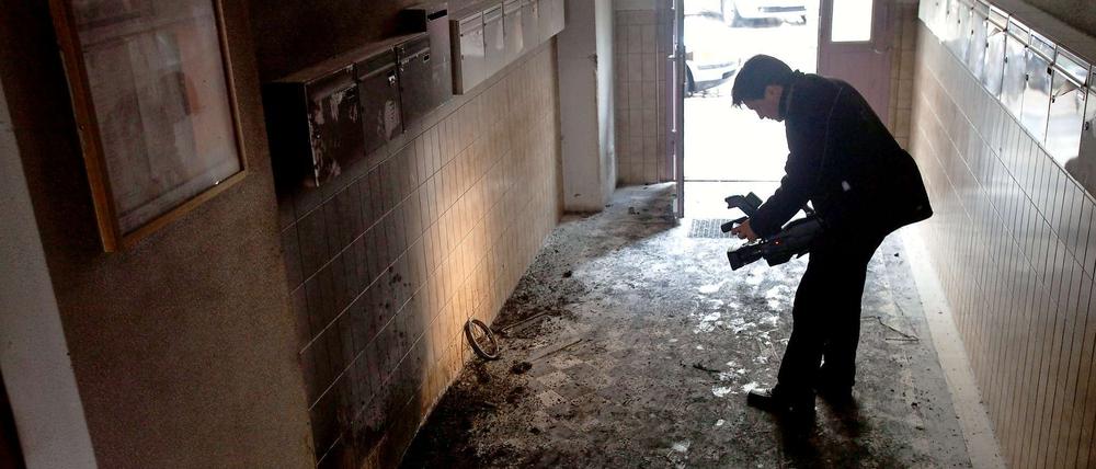 Brandspuren. Hausflur und Briefkästen in der Erlanger Straße in Neukölln sind verrußt. Hier wurde in der Nacht zum 17. März ein Kinderwagen angezündet.