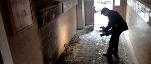 Brandspuren. Hausflur und Briefkästen in der Erlanger Straße in Neukölln sind verrußt. Hier wurde in der Nacht zum 17. März ein Kinderwagen angezündet. 