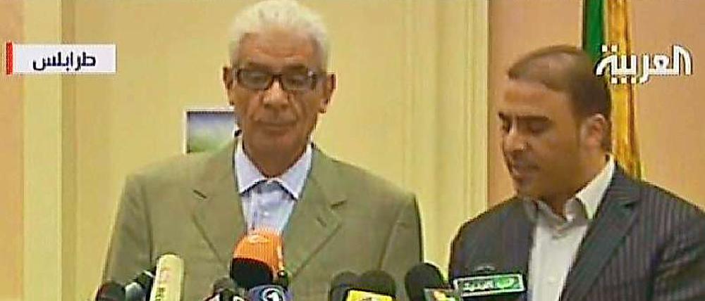 Libyens Außenminister Mussa Kussa (l.) erklärt die vorläufige Einstellung aller Kampfhandlungen seitens der Regierungstruppen. 