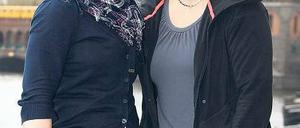 In Sicherheit. Franziska Konitz und Iljana Marzok (l.) sind wieder in Berlin. Foto: Engler