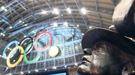 Olympia im Blick. Von der anfänglichen Ablehnung der Londoner gegenüber den Spielen ist nicht mehr viel zu spüren. Die Ringe gehören inzwischen zum Alltag – wie hier in der berühmten Bahnstation King’s Cross St. Pancras. Foto: dpa