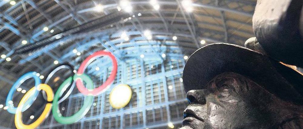 Olympia im Blick. Von der anfänglichen Ablehnung der Londoner gegenüber den Spielen ist nicht mehr viel zu spüren. Die Ringe gehören inzwischen zum Alltag – wie hier in der berühmten Bahnstation King’s Cross St. Pancras. Foto: dpa