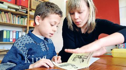 Zugewandt. Jungen sind zufriedener und haben bessere Noten, wenn sie von Lehrerinnen unterrichtet werden.