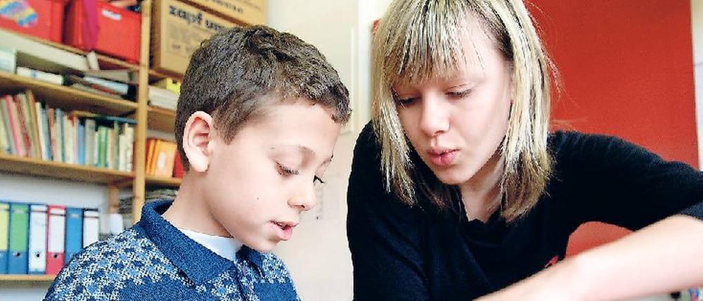 Zugewandt. Jungen sind zufriedener und haben bessere Noten, wenn sie von Lehrerinnen unterrichtet werden. 
