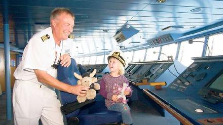 Besuch vom Hasen. Dass die Brücke zum Spielplatz wird, ist die Ausnahme auf einem Schiff. Viel Aufmerksamkeit für kleine Gäste gehört allerdings zum Kreuzfahrtkonzept. Gut, wenn auch der Kapitän mitspielt. Foto: picture-alliance/gms